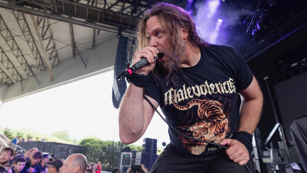 Frontmann Trevor Phipps mit Unearth am 10. August 2024 im Michigan Lottery Amphitheatre in Sterling Heights