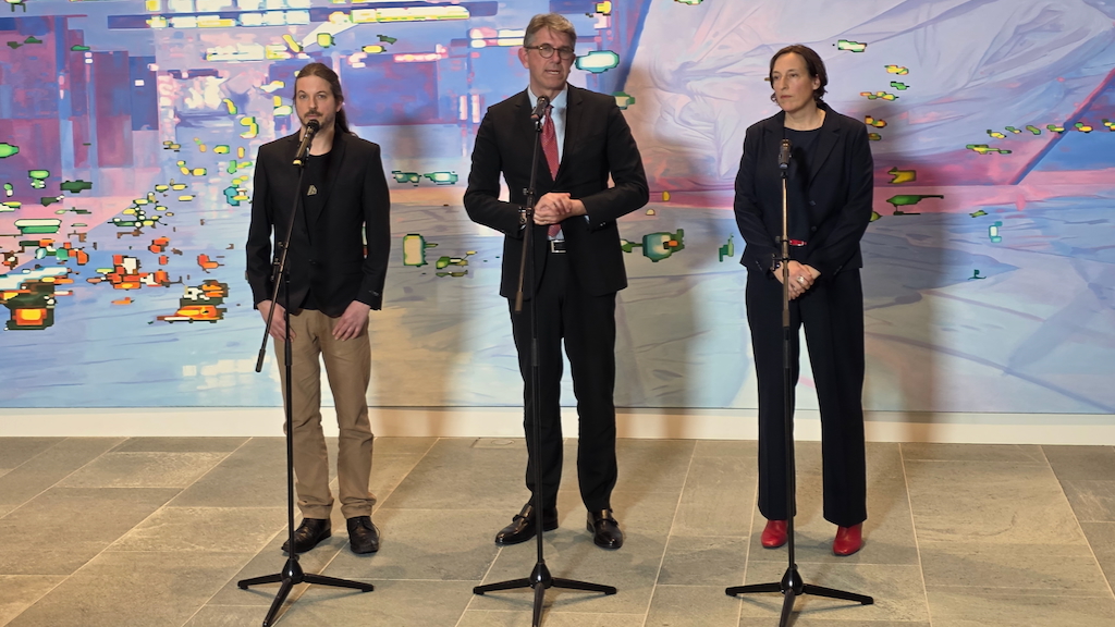 Alexander Landenburg (ROKK), Kulturstaatsminister Wolfram Weimer und Susanne Dehmel präsentieren das neue Vergütungsmodell fürs Musik-Streaming