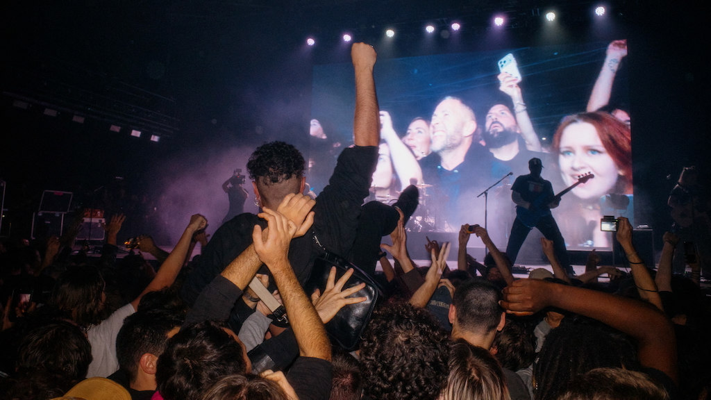 Hier ohne Oma, aber mit zahlreichen anderen Crowdsurfern: Turnstile am 16. November 2025 in Paris